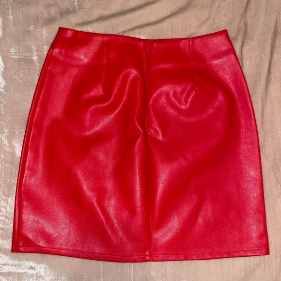 Superdown bright red high slit faux leather skirt size small - Picture 4 of 4